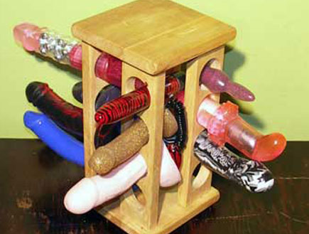 מתקן לאיחסון ויברטורים (צילום: www.homemade-sex-toys.com)